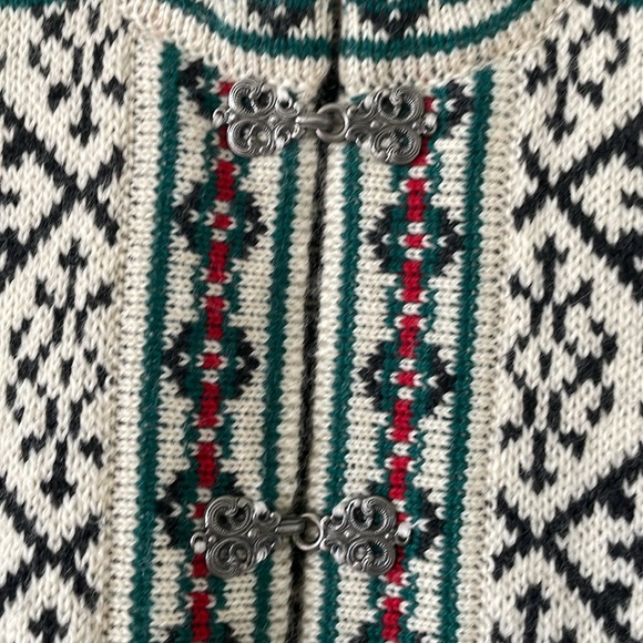 skjæveland traditional norway knit wool sweater with metal clasps - Picture 3 of 5